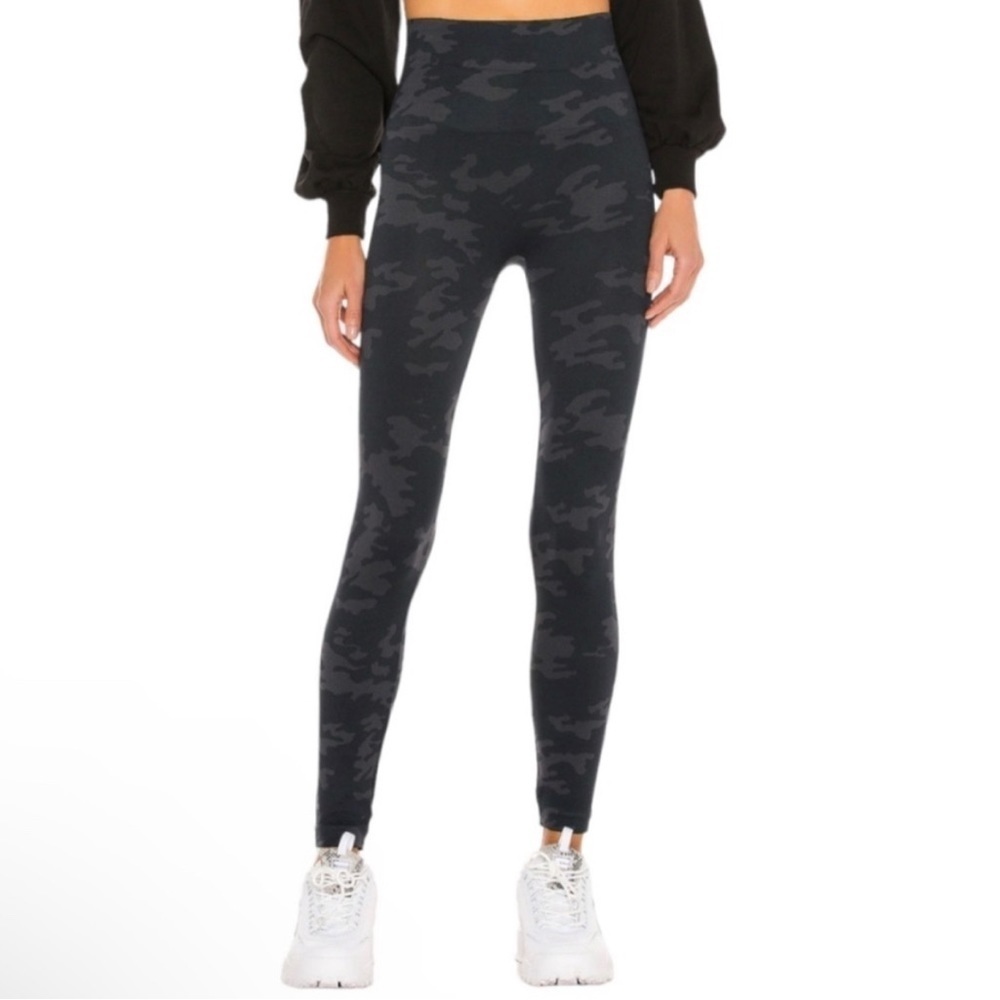 Spanx Look At Me Now Seamless High Waisted Black Camo‎ Leggings Size Extra Large